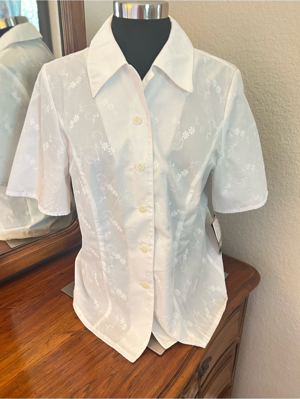 Ona White Embroidered Short-Sleeve Button-Down Blouse. Size 40 (L)
